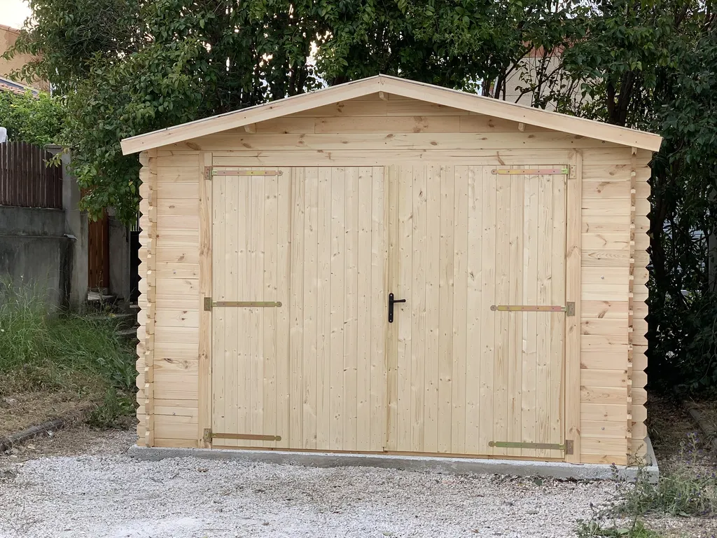Installation complète d’un abri de jardin en bois massif avec dalle stabilisée et finitions sur mesure à Toulon