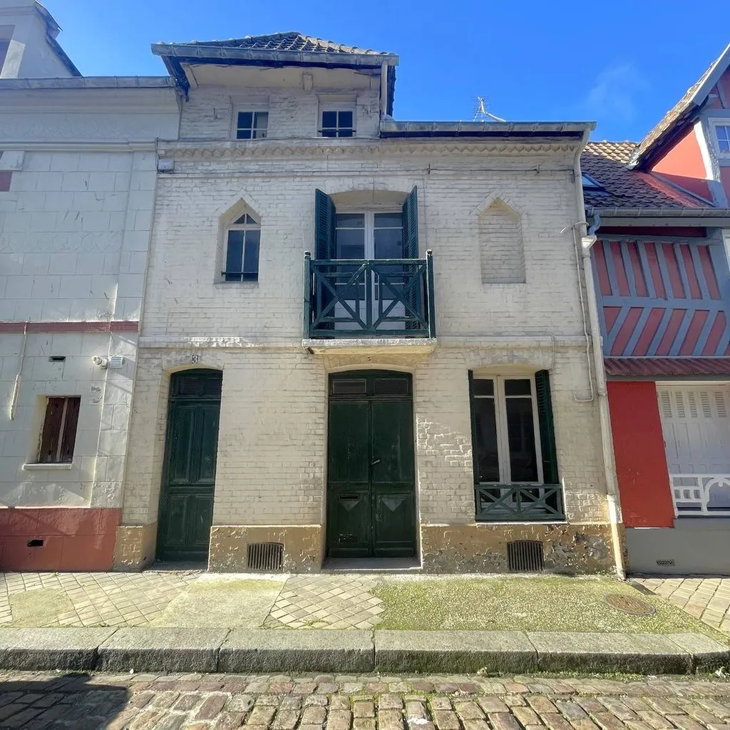 À vendre : Charmante maison de pêcheur à Dieppe, entre le port et la plage, idéale pour une résidence secondaire. Venez découvrir ses 60 m² de caractère !
