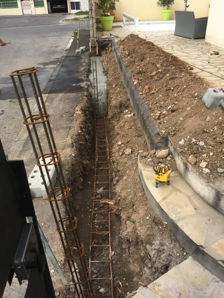 Modification d'une clôture pour une maison individuelle à Grans - réalisation des fondations