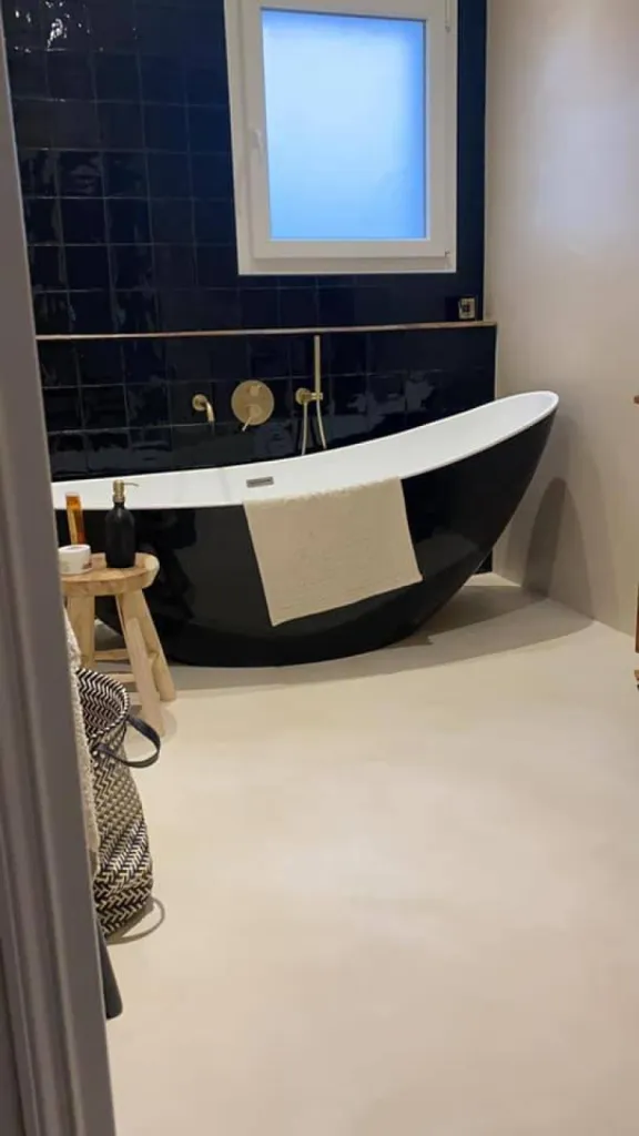 Salles de bain en béton ciré de TERRE DU MONDE SOL ET MURS