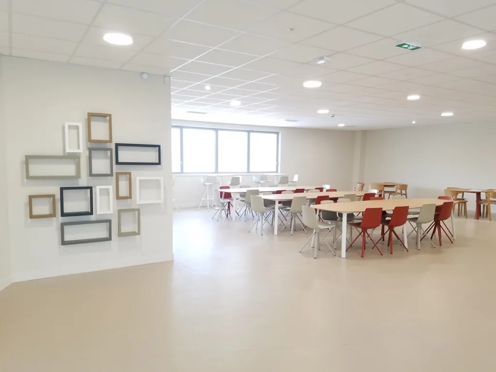 Modernisation des bureaux Bioderma à Aix-en-Provence avec mobilier Vista, dessertes électrifiées et grande table Tonneau pour NAOS