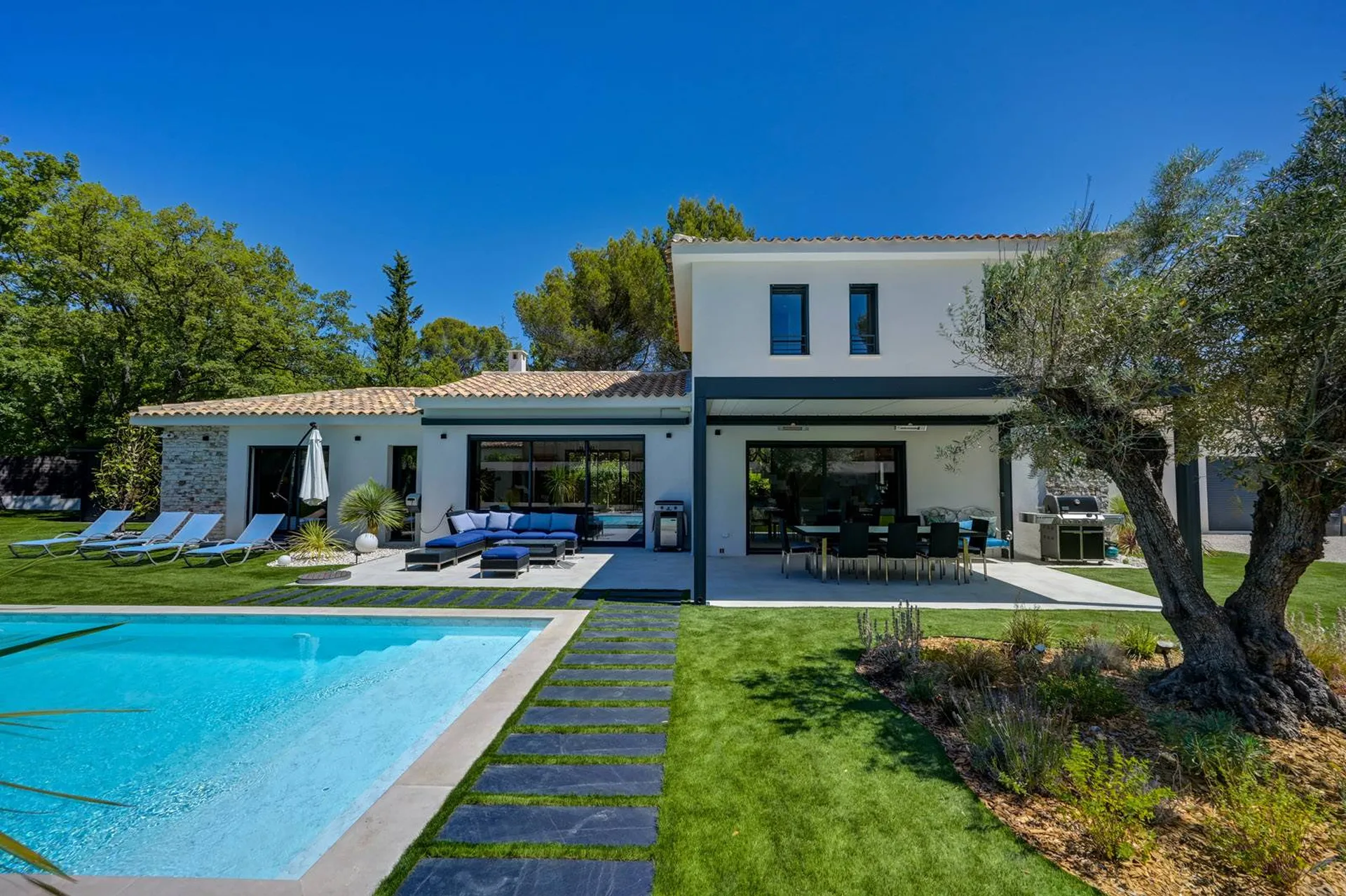 Projet de construction de villa aux allures contemporaines, située à quelques kilomètre d'Aix en Provence, dans les Bouches du Rhône. 