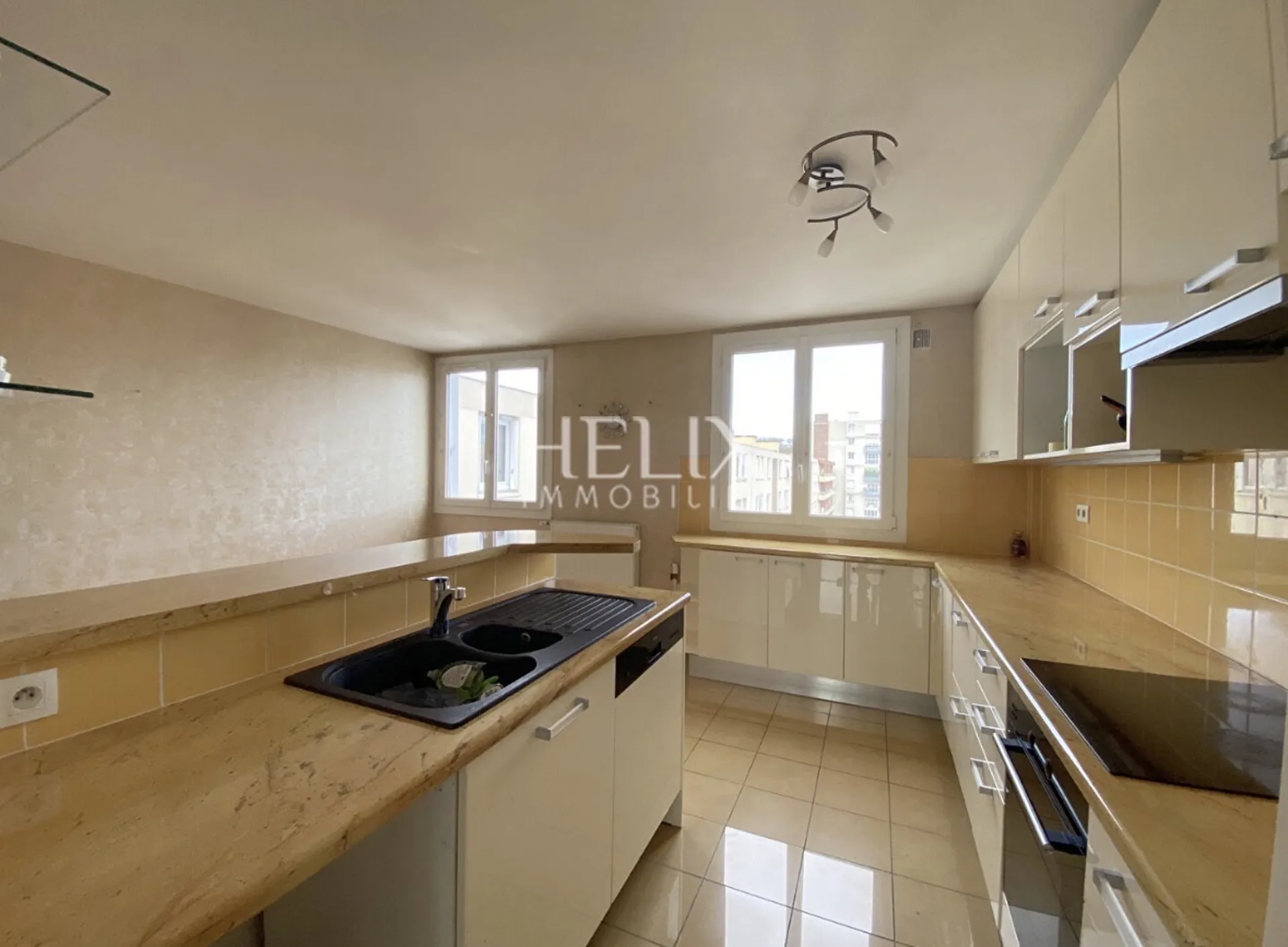 En exclusivité - appartement lumineux au dernier étage avec ascenseur, balcon et loggia plein sud. Proche bus et RER A.