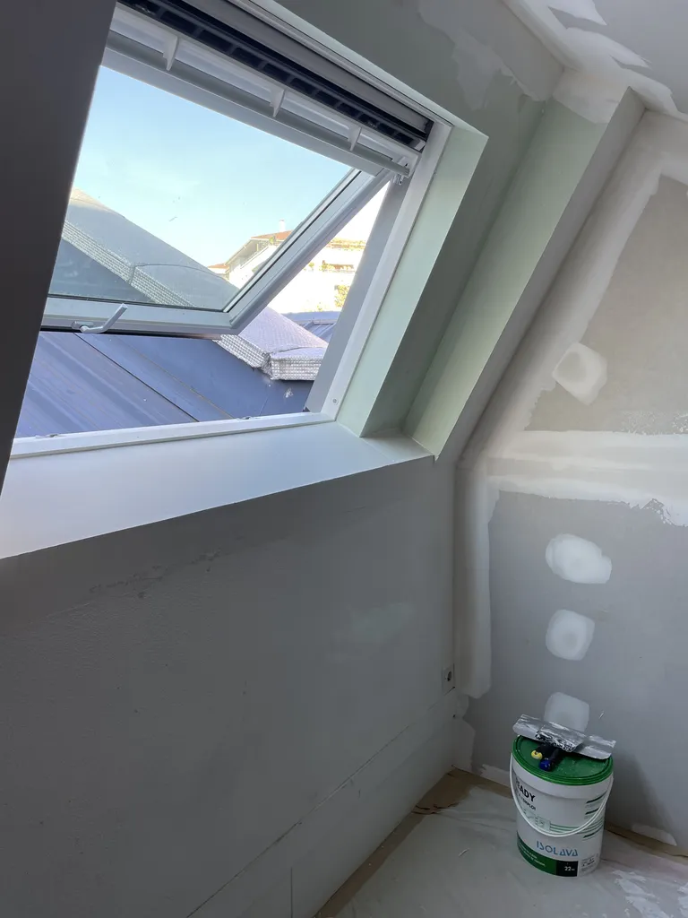 Reprise du doublage intérieur après remplacement de la fenêtre de toit pour assurer une continuité thermique et une finition soignée