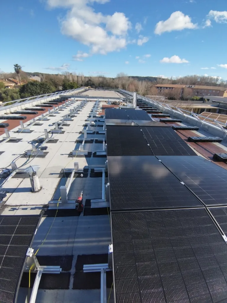 Installation de 38 panneaux solaires à Cogolin entre Draguignan et Saint-Maxime dans le Var 