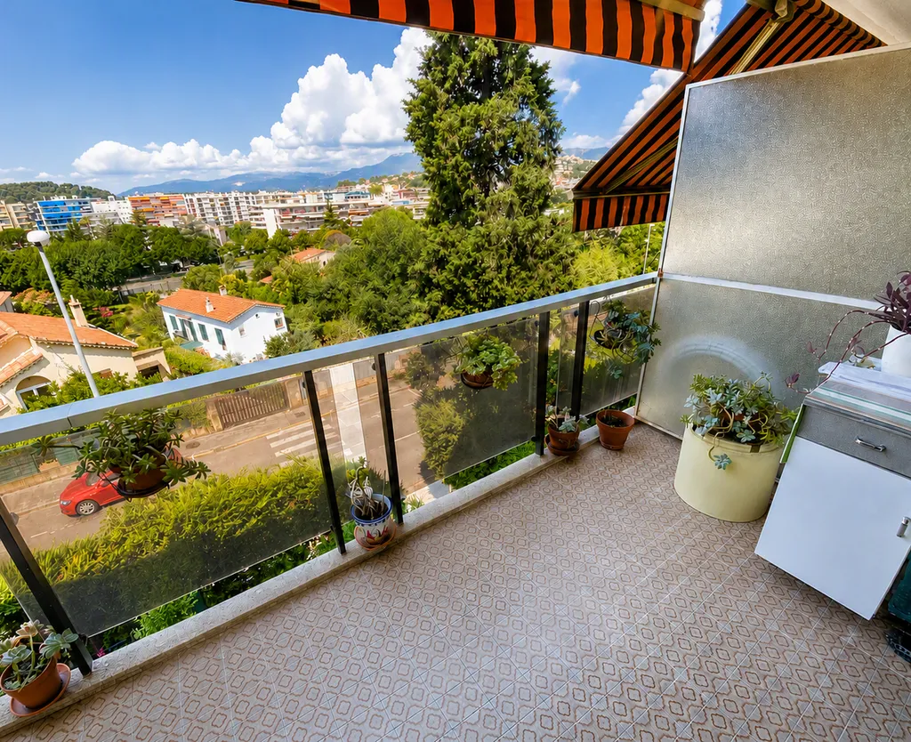 VIAGER OCCUPE appartement avec terrasse et jolie vue dégagée situé à CAGNES-SUR-MER à 10 minutes à pied de la mer, quartier du Lautin