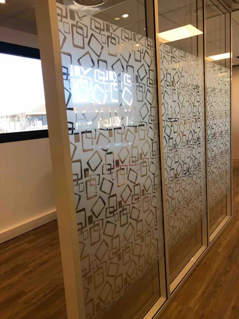 Pose de film vitrophanie dépoli décorative sur cloisons intérieures vitrées a TOULON 83000