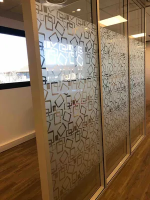 Pose de film vitrophanie dépoli décorative sur cloisons intérieures vitrées a TOULON 83000