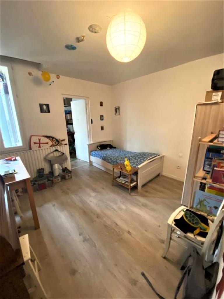 Chambre spacieuse de 12m2 vue sur l’église de l’hôtel de ville de Rouen, double vitrage, lumineuse 