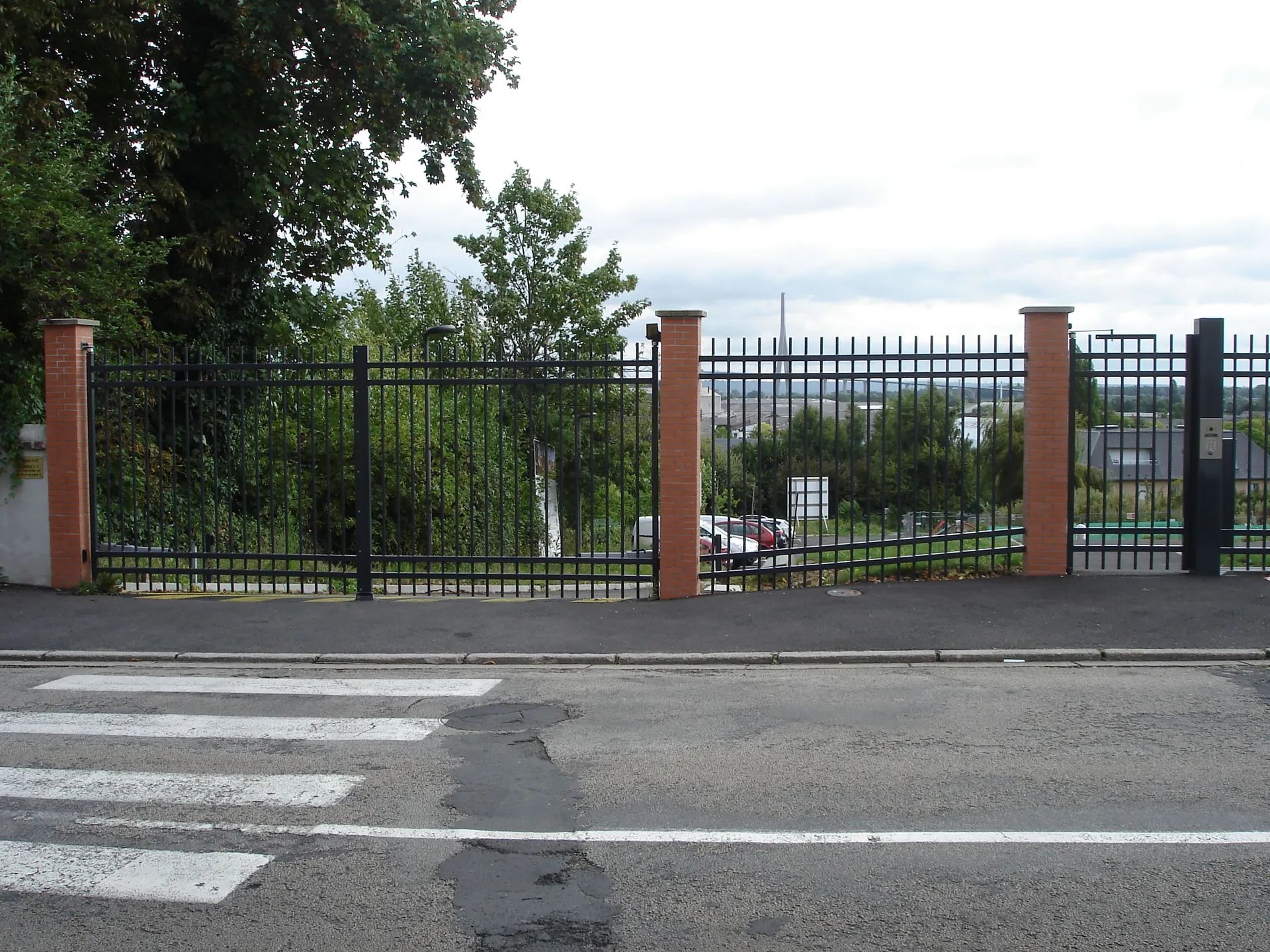 Installation de Portails Battants Motorisés pour Copropriété à Pont-l'Évêque dans le Calvados (14) à proximité de Deauville et Lisieux