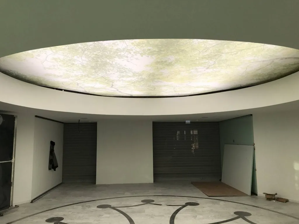 Plafond tendu BARRISOL lumineux et imprimé dans aéroport de Blagnac