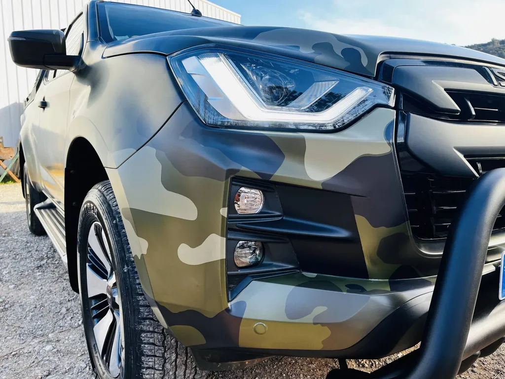 Covering intégral camouflage sur un Isuzu près de Saint-Maximin dans le Var