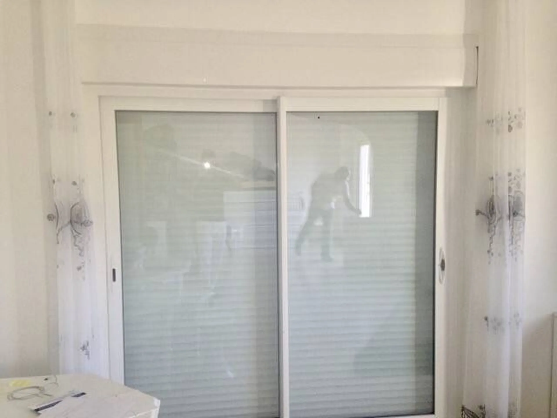 Pose d'une baie vitrée coulissante avec volet roulant intégré à EGUILLES