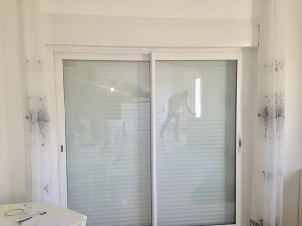 Pose d'une baie vitrée coulissante avec volet roulant intégré à EGUILLES