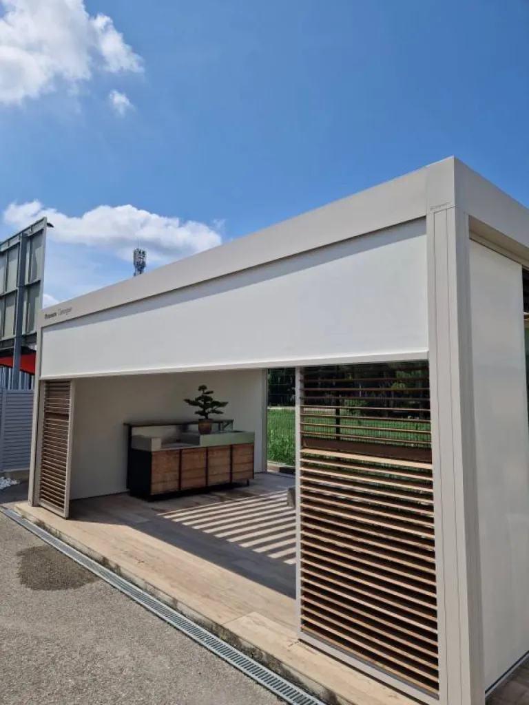 Notre pergola bioclimatique Camargue RENSON au sein du showroom ROSSI
