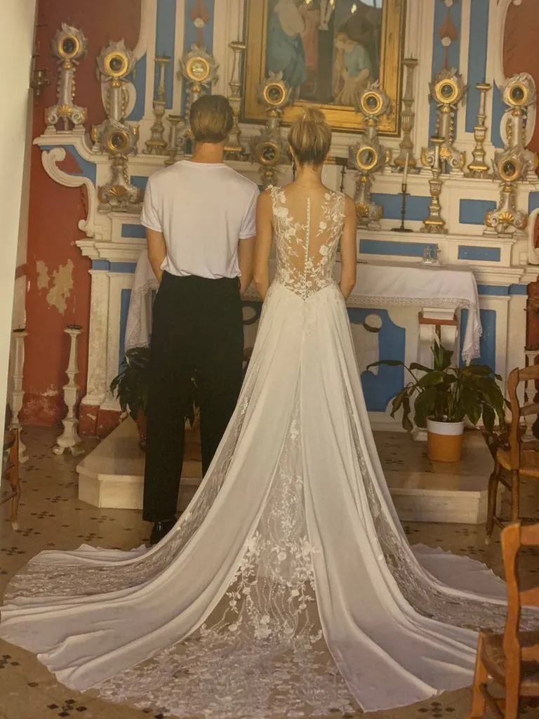 Robe de mariée collection 2024 robe fluide dos nu transparent avec longue traine à Marseille