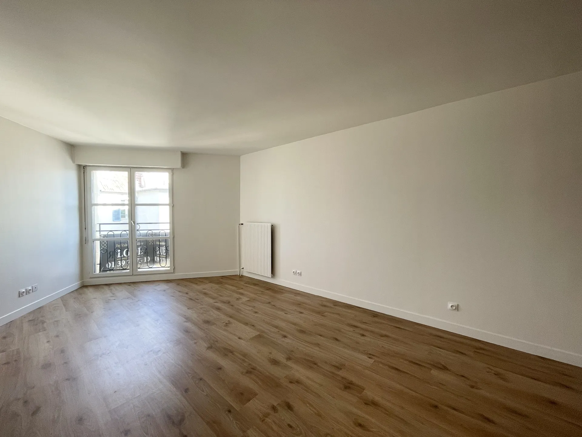 Vivre à Saint Germain en Laye place du marché en une minute depuis ce grand et beau studio dans une résidence avec gardien et ascenseur