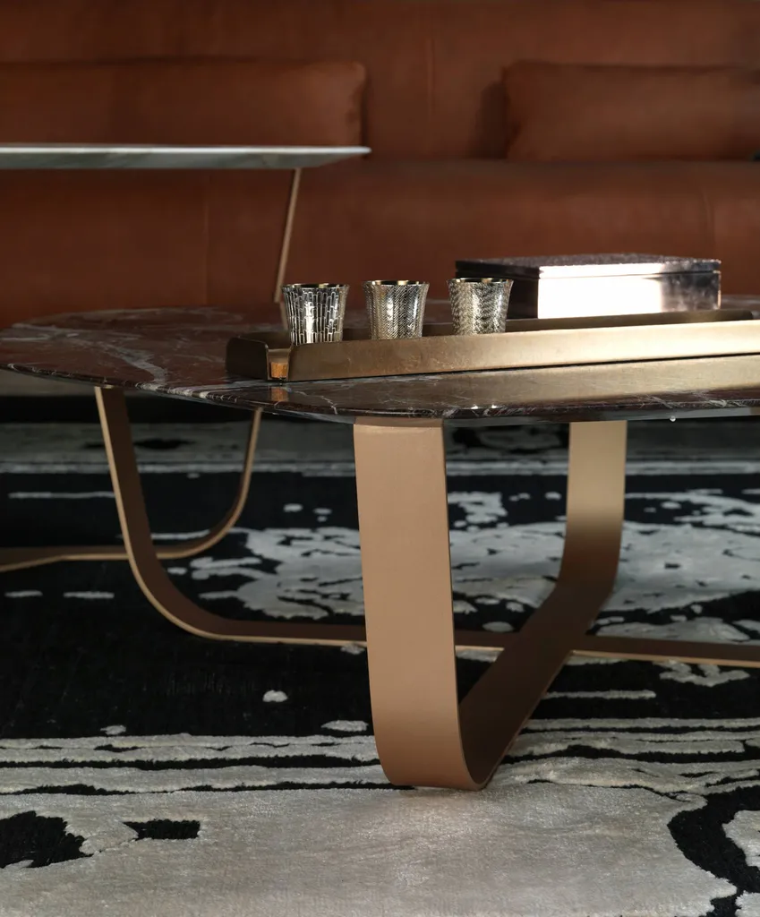 Table basse en marbre avec bord arrondi et pied doré à hyères