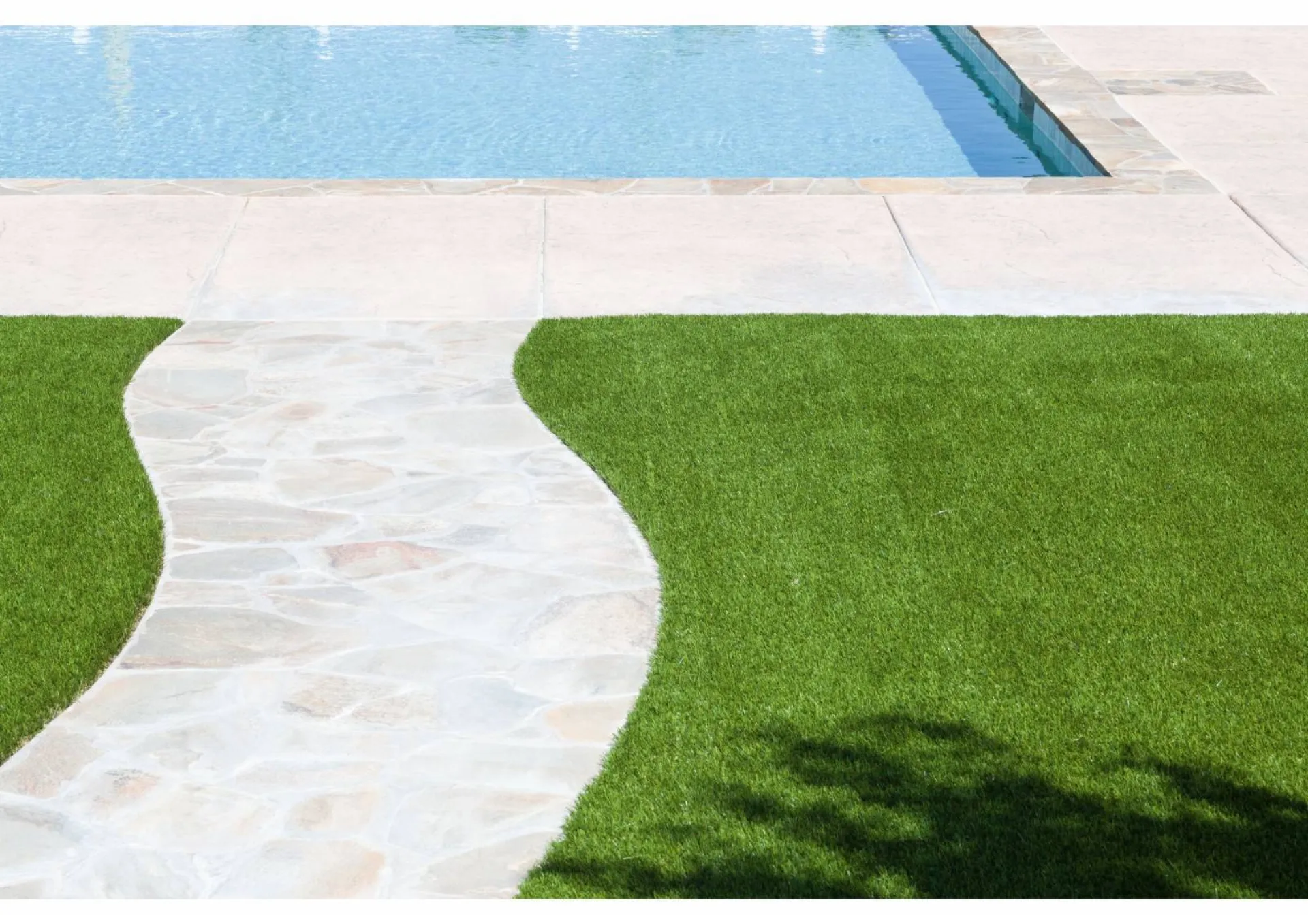 Pose de gazon synthétique pour piscine aux Angles (Gard)