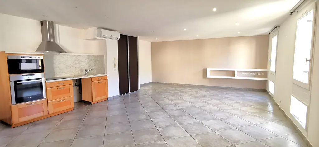 A vendre appartement T3/4 Cassis  en dernier étage dans une résidence fermée et appréciée avec parking libre