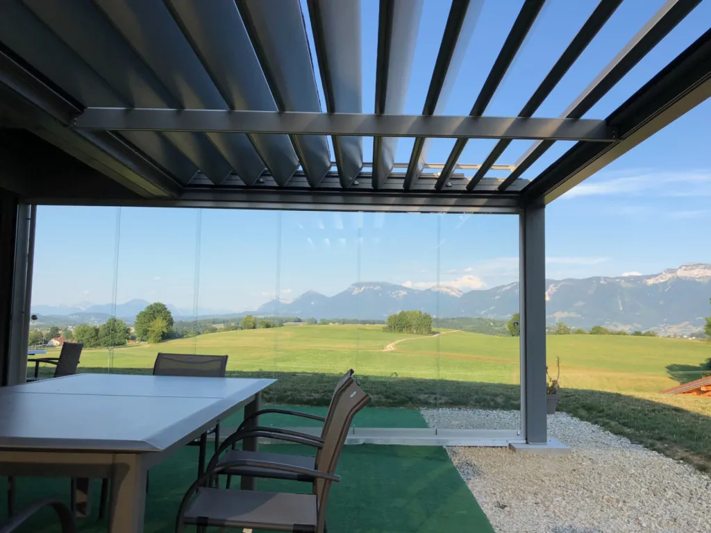 Installation de pergolas bioclimatiques sur mesure à Valbonne – Grandes dimensions jusqu’à 11 mètres avec seulement 2 poteaux, idéales pour vos terrasses