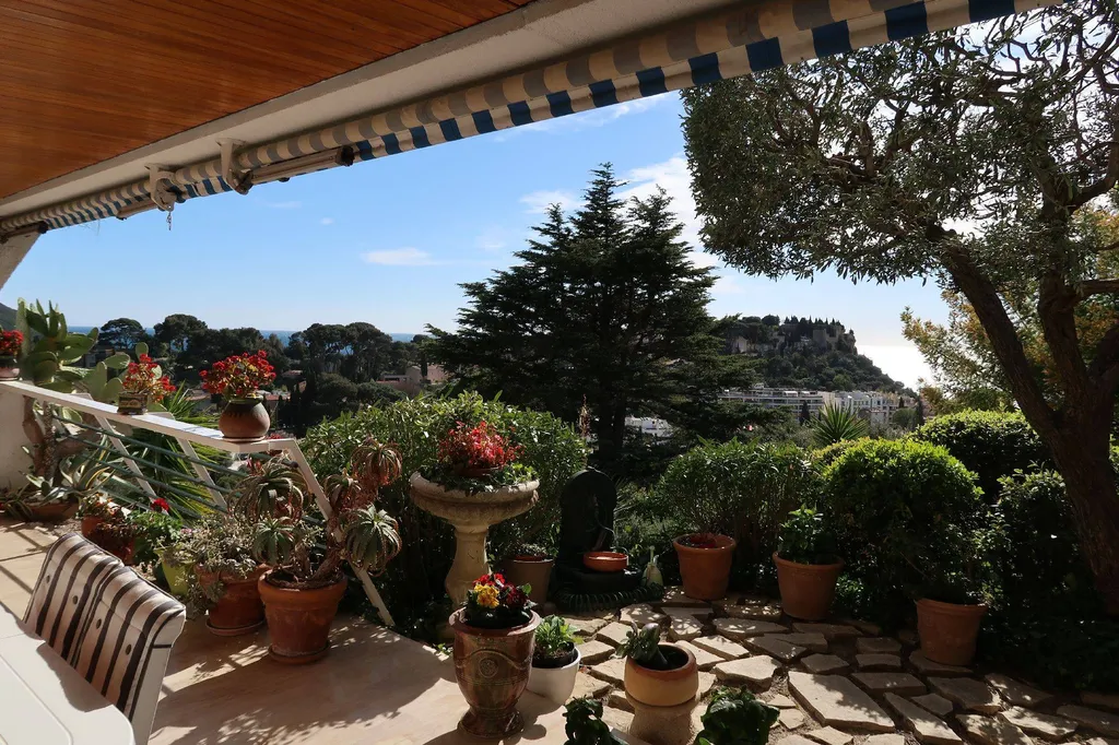 Appartement 3 Cassis dans résidence sécurisée de standing avec piscine, terrasse et jardin vue mer, parking privatif, cave et garage en option