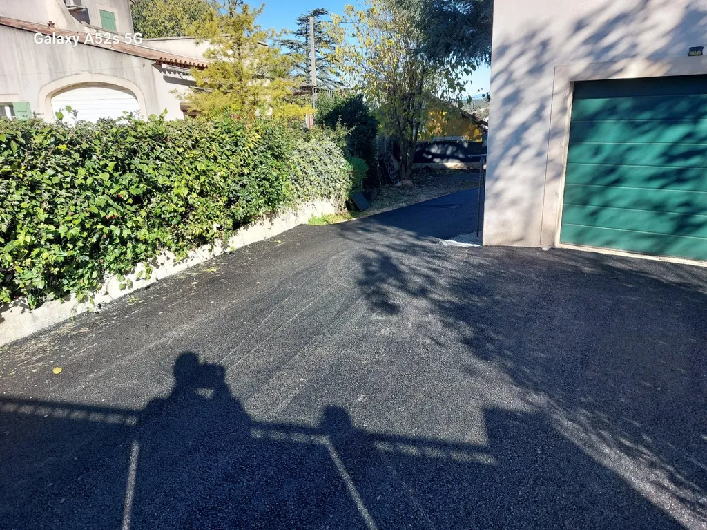 application d'enrobé de bitume noir pour réfection d'un chemin de propriété sur Saint maximin la sainte baume dans ke Var
