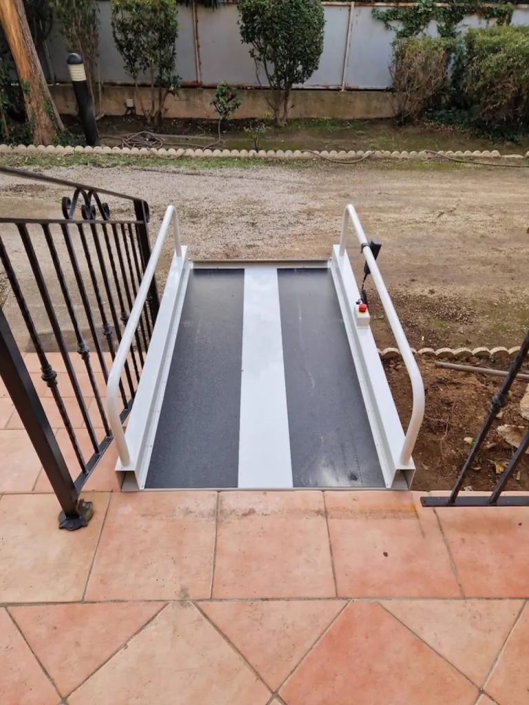 Espace optimisé pour ce mini élévateur LEHNER Liftboy à Marignane près de Marseille