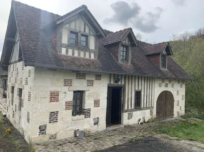 A vendre - En NORMANDIE, région LISIEUX (14100) authentique maison normande à colombages sur un terrain de 3.79 hectares