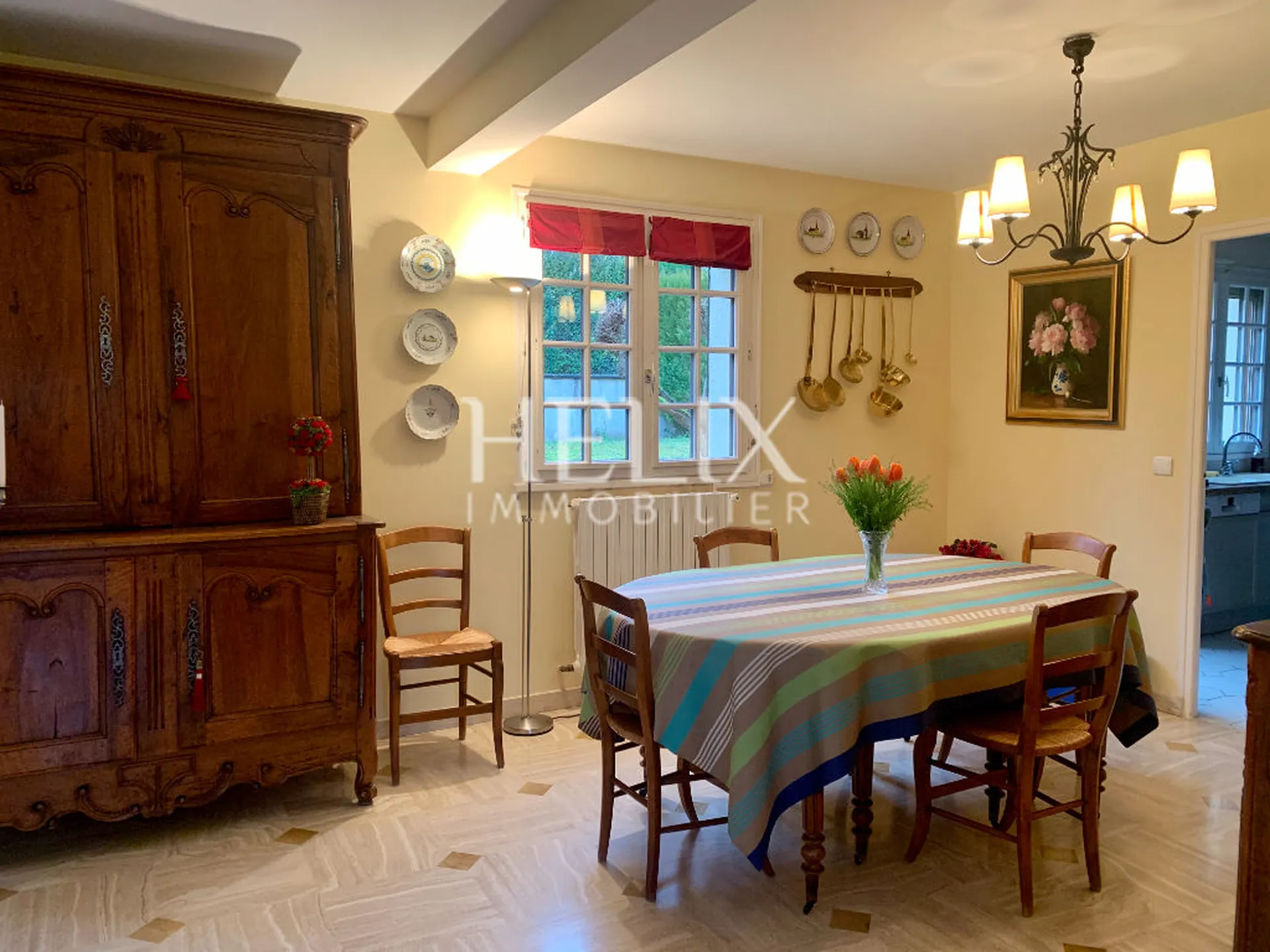 Située à Saint Germain en Laye, à deux pas du Lycée International une maison pleine de charme 7 pièces 4 chambres de 176m2 