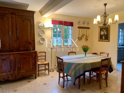 Située à Saint Germain en Laye, à deux pas du Lycée International une maison pleine de charme 7 pièces 4 chambres de 176m2 