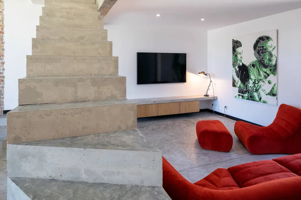 vue du salon télévision et escalier en béton 13300 Salon de Provence