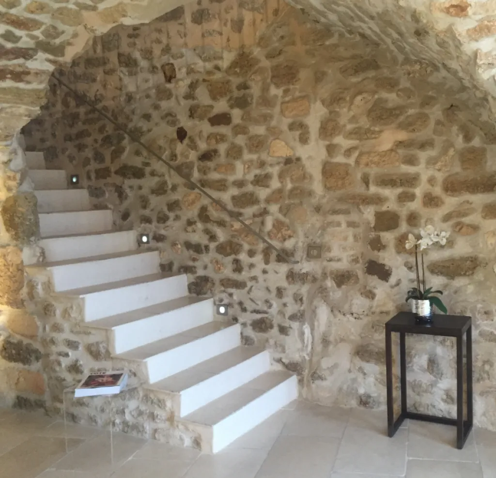 L'Immobiliére du Luberon à Ménerbes restaurée et décorée par Sacha Houant Project manager et décoratrice d'intérieur.
