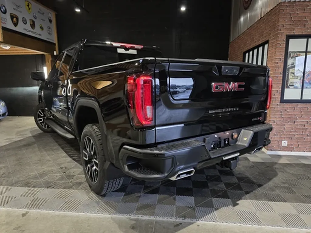 GMC Sierra 1500 AT4 noir vue arrière avec couvre-benne rigide – pick-up premium import USA