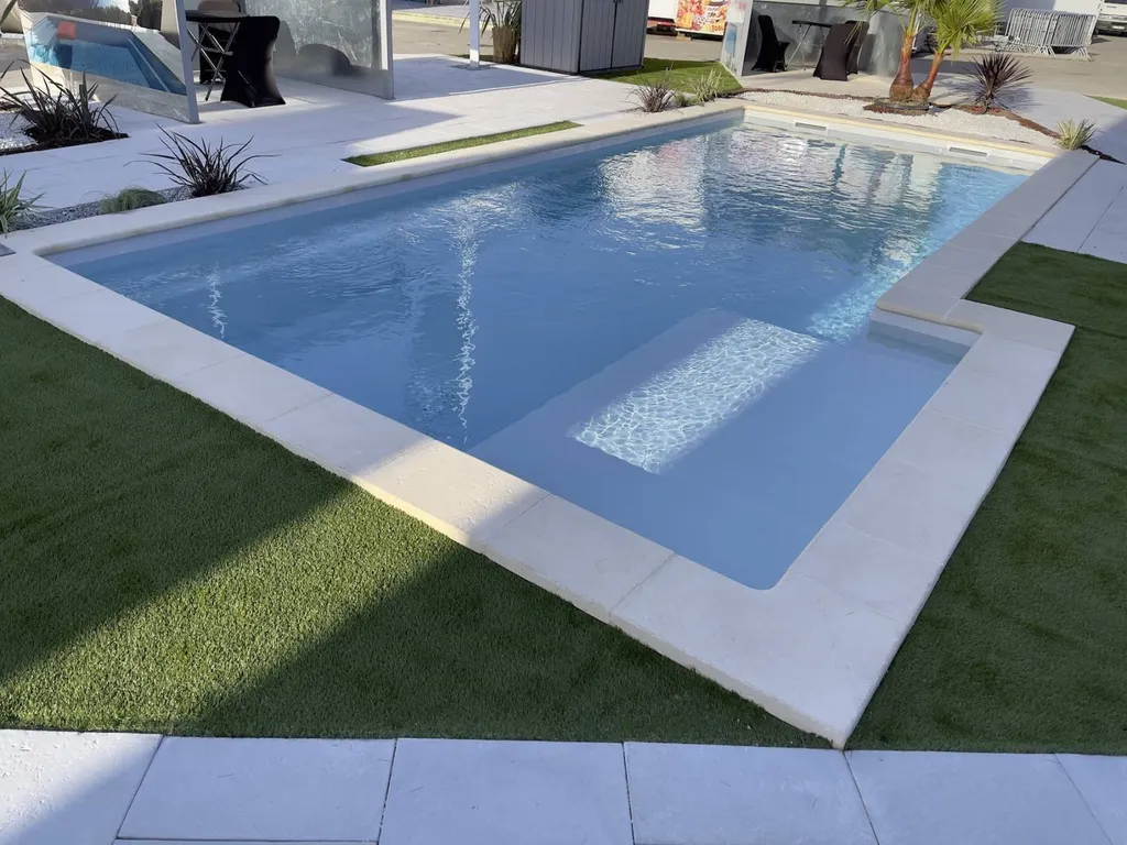 Plage latéral immergé piscine coque pour se détendre