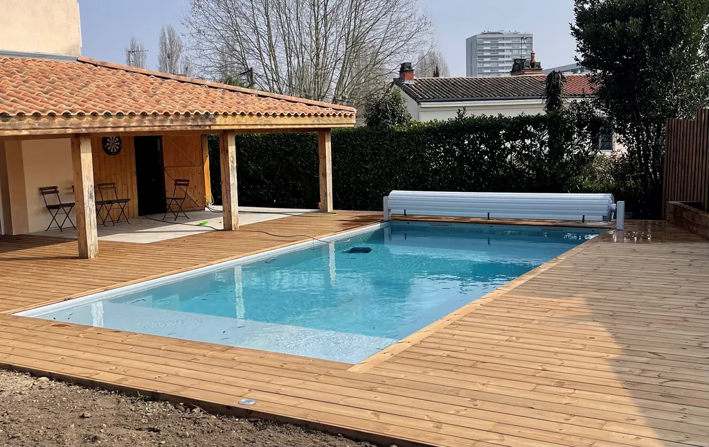 Piscine maçonnée 8x4 au sel, pompe à chaleur et volet roulant électrique hors-sol