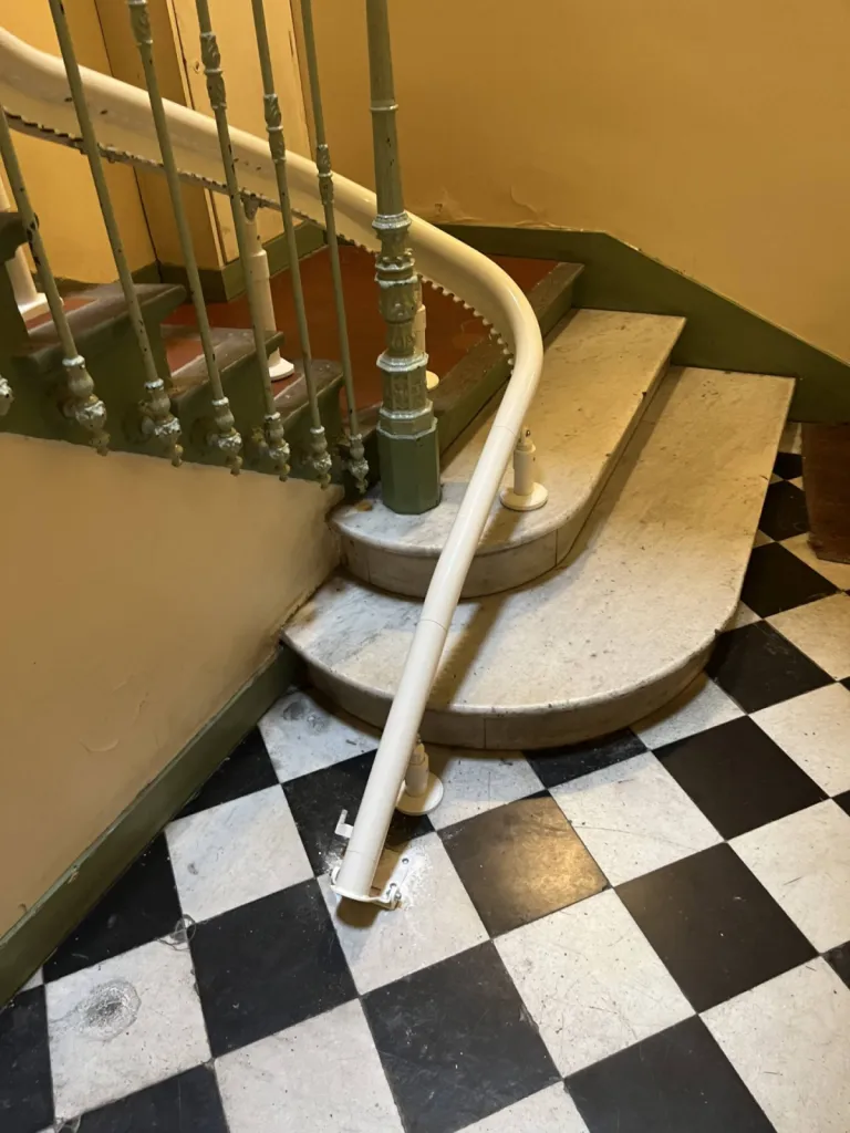 Le départ à 180° pour ce fauteuil monte escalier OTOLIFT Modul'Air smart dans cette copropriété sur 2 étages à Marseille
