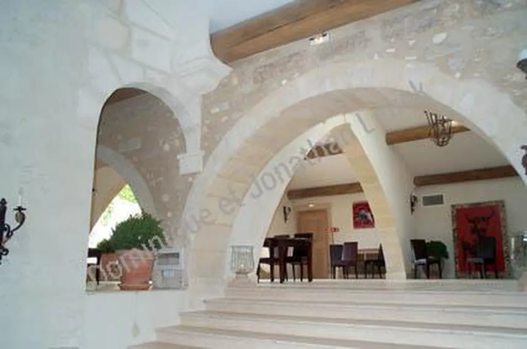 Encadrement en pierre de Fontvieille