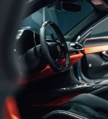 Chaque détail compte : le film de protection PPF XPEL épouse parfaitement les lignes de cette Ferrari 296 GTS, offrant une défense invisible et performante.