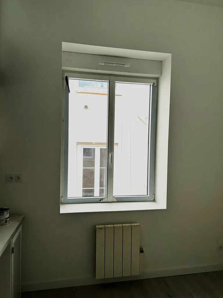 Travaux d’isolation thermique intérieure (ITI) avec remplacement de fenêtre pour améliorer l’étanchéité à l’air et les performances énergétiques du logement