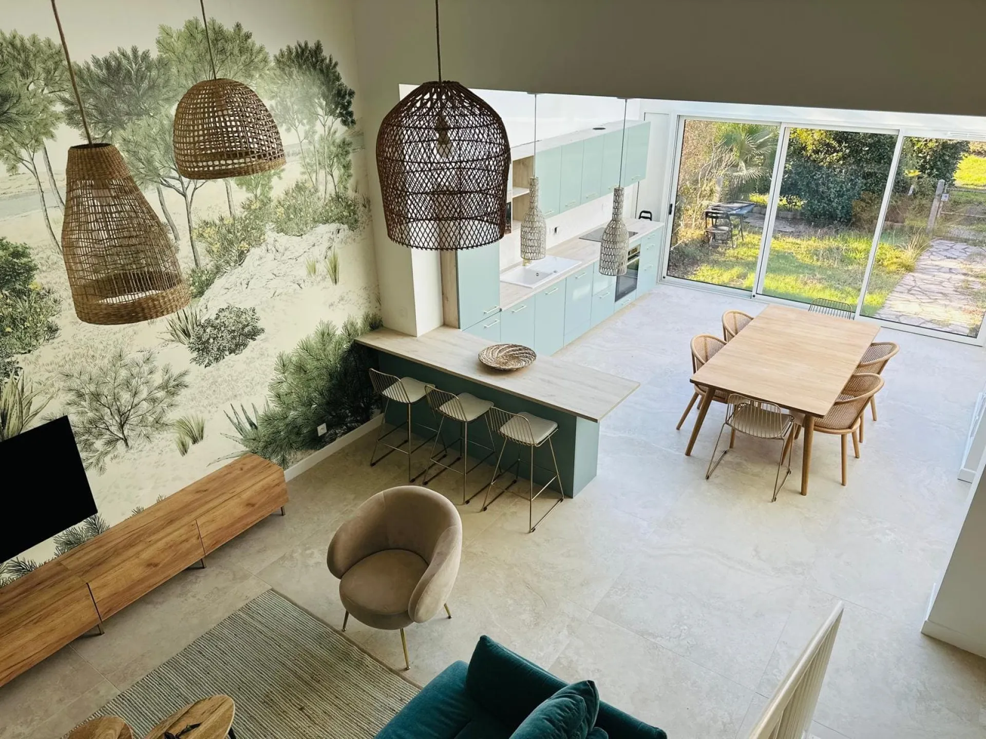 Vue générale de la maison contemporaine transformée en espace chaleureux et fonctionnel, par l'Atelier D, architecte d'intérieur à Bordeaux