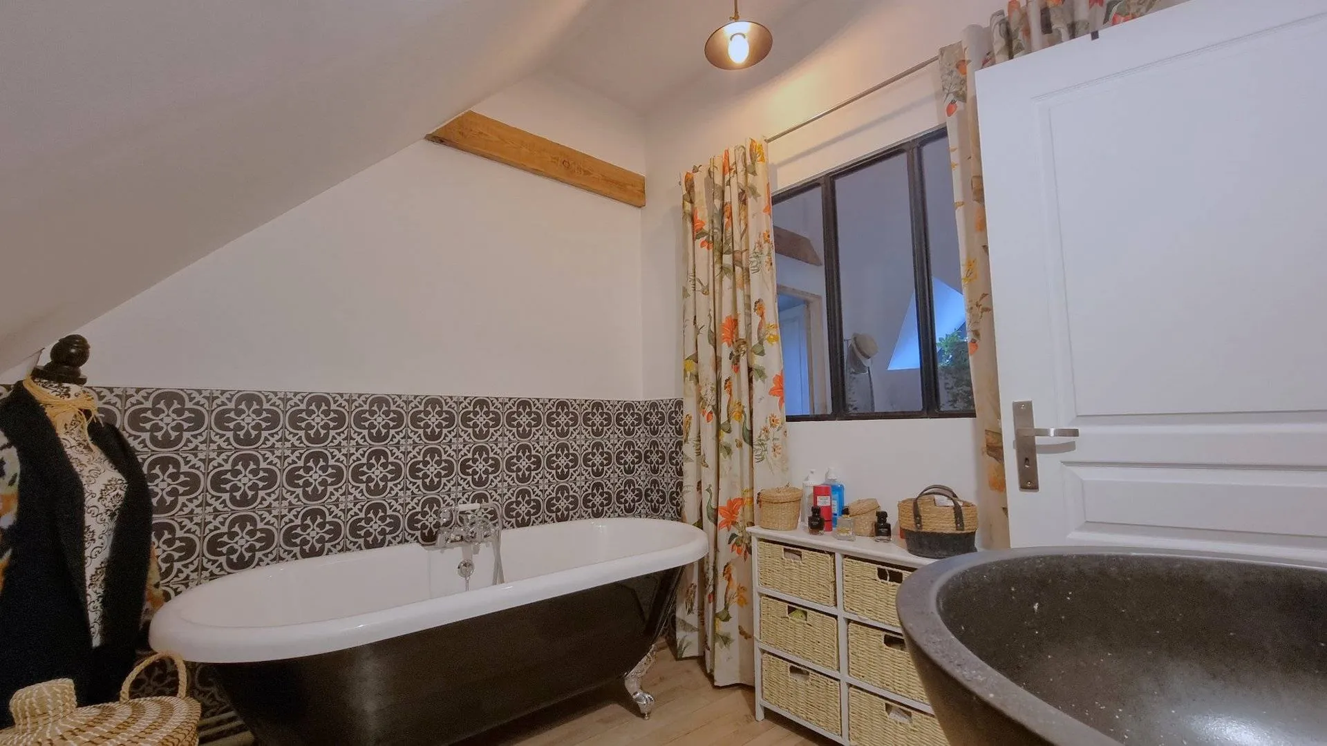 À deux pas des commerces, cette maison rénovée de 118 m² avec sous-sol complet et grand jardin de 1 500 m² allie confort et tranquillité. A 13 min de A28 et 25 min de Dieppe 76200