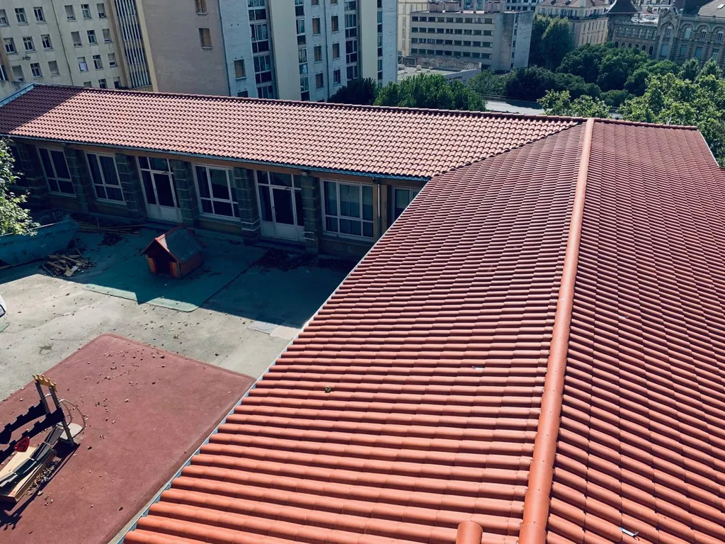 Changement d'une toiture d'école sur Marseille près de Cabries. - AMT Construction