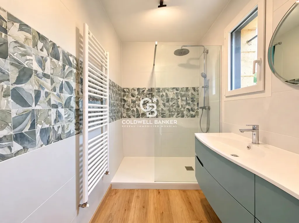 Salle d’eau rénovée avec douche à l’italienne, propriété avec gîtes et chambres d’hôtes en Sarthe