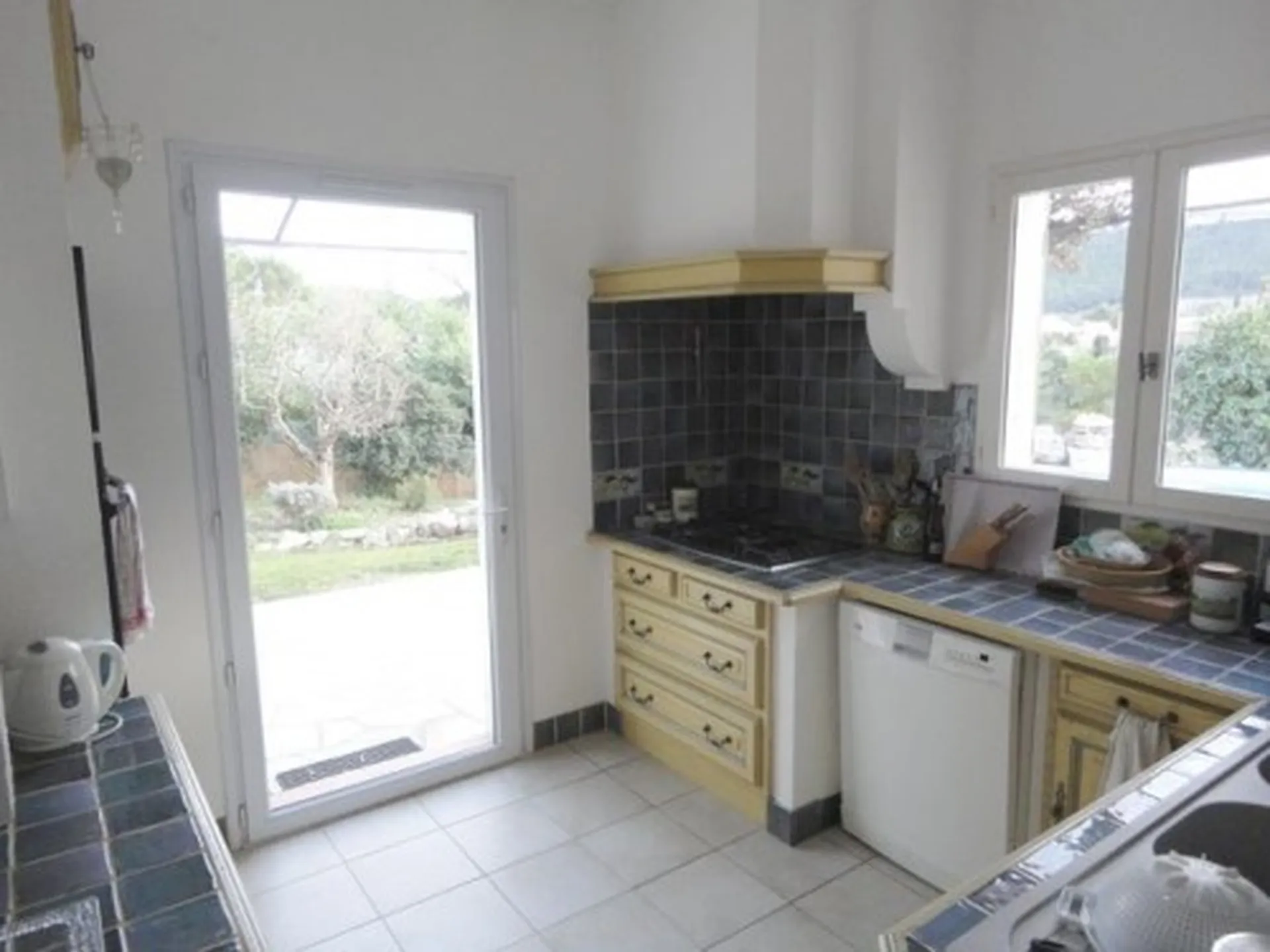 A la recherche d'une villa avec 2 logements 4/5 + T2 sur  Roquefort La Bédoule  contacter notre agence immobilière CASTELLAS la Bédoule au 04 42 73 22 50