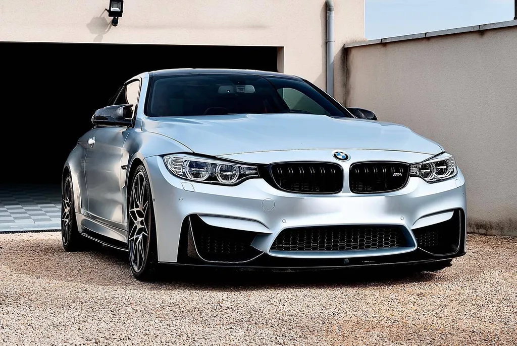 Remise à neuf de la carrosserie d'une BMW M4 à Lyon