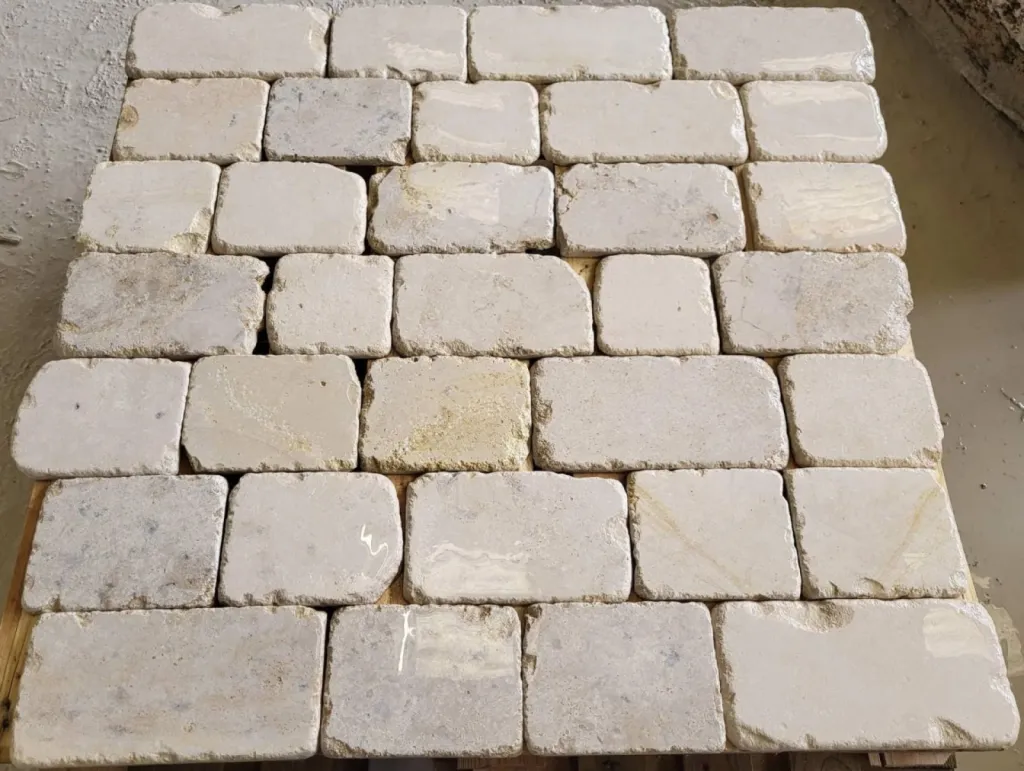 Pavé en pierre du Périgord vieillie, pierre naturelle de France