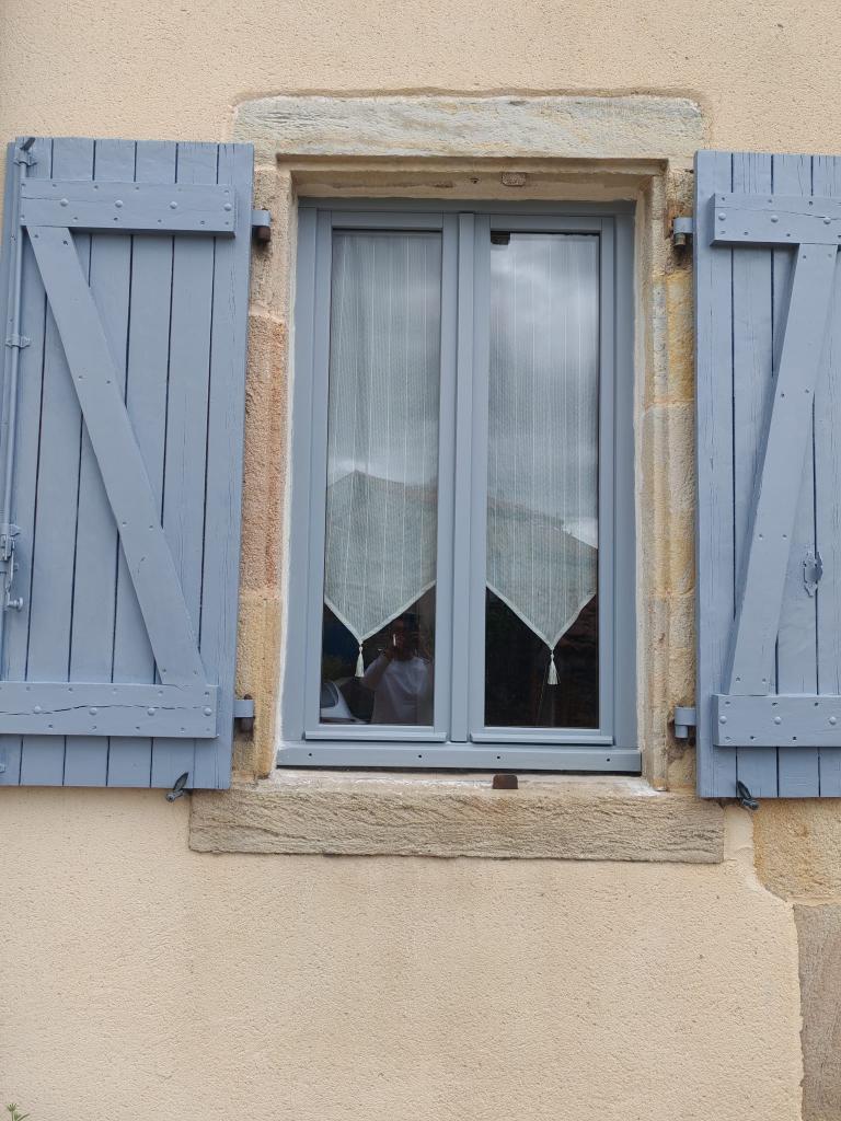 Fenêtres en pin à Champeix, près d'Issoire