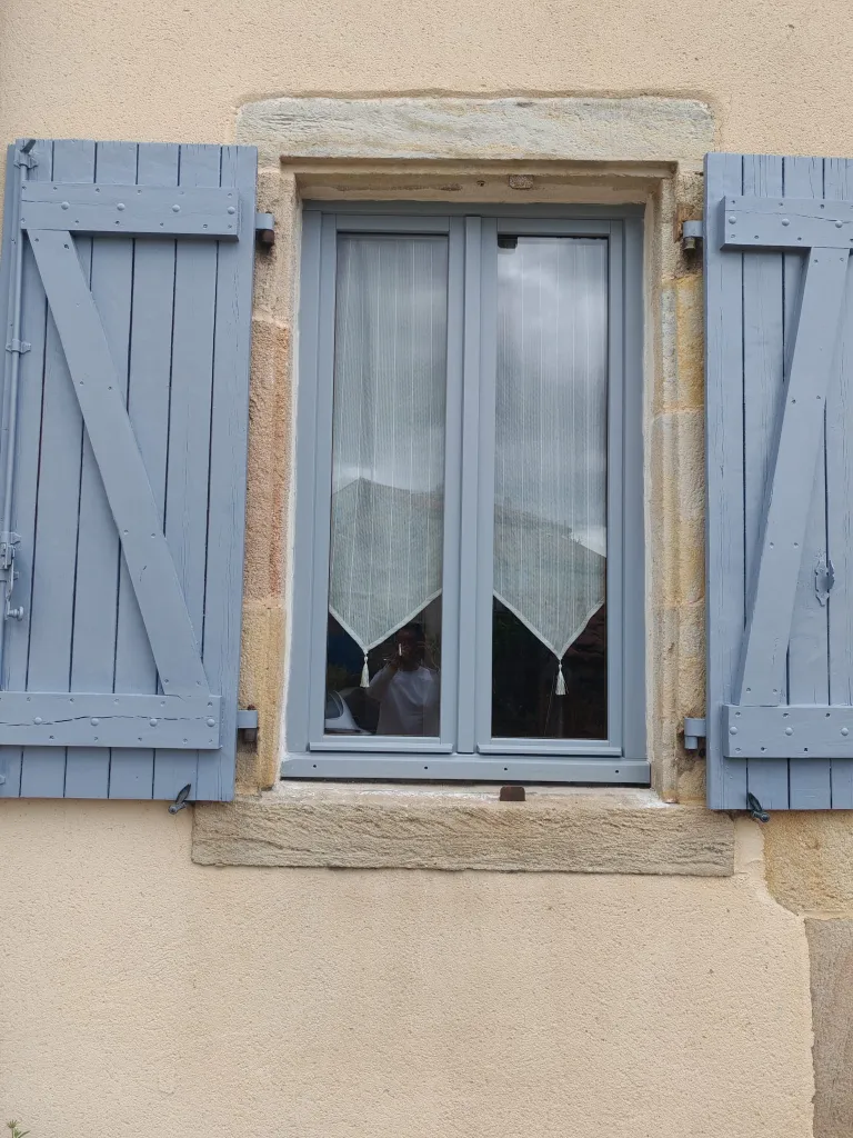 Fenêtres en pin à Champeix, près d'Issoire
