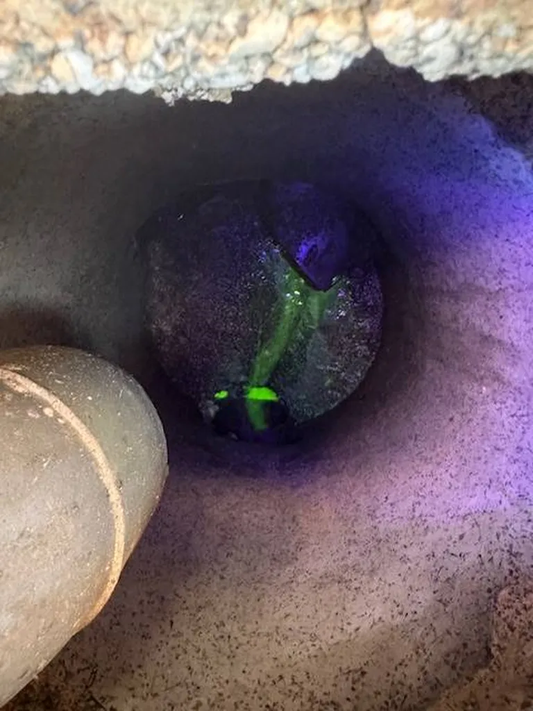 test d'étanchéité réalisé avec de la fluoriscine sur canalisations en beton ou pvc ou fibrociment 